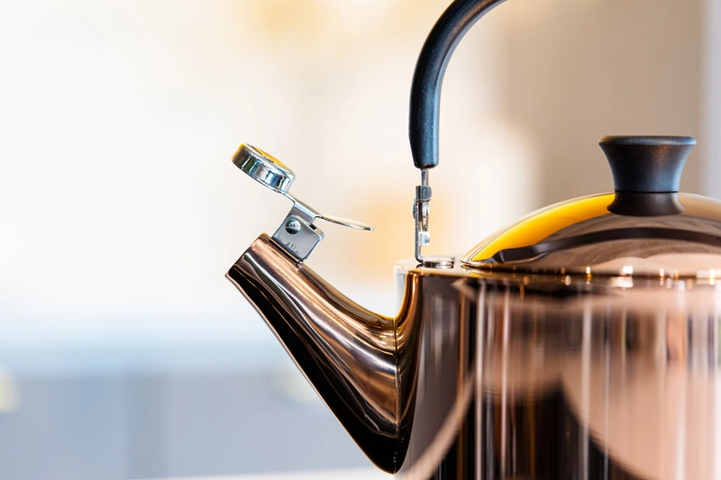 Vialli Design - Czajnik 1,5l z gwizdkiem Diamante złoty rose gold polerowany