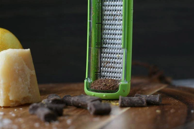 KitchenIQ - Strugotarka zielona z pojemnikiem