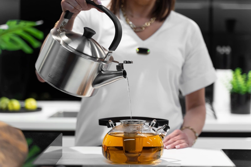 Vialli Design - Czajnik 1,5l z gwizdkiem Diamante stalowy matowy