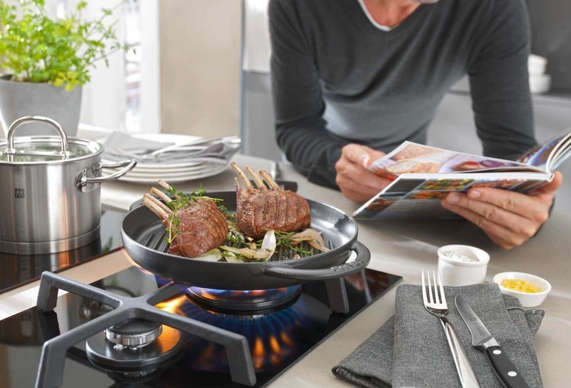 Staub - okrągła patelnia żeliwna grillowa z dwoma uchwytami 30 cm, grafitowy