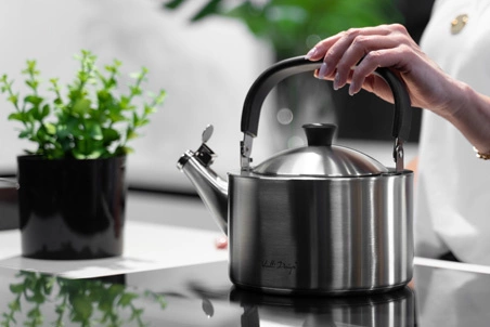 Vialli Design - Czajnik 1,5l z gwizdkiem Diamante stalowy matowy