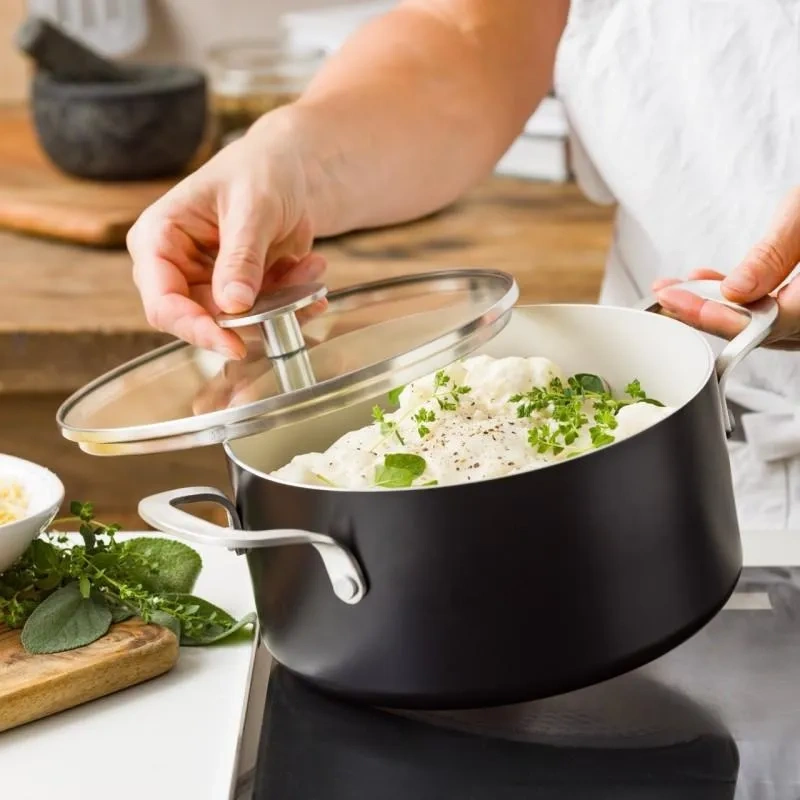 KitchenAid - Garnek 24 cm 4,91l z pokrywką czarny
