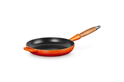 Le Creuset - patelnia żeliwna z drewnianym uchwytem 24 cm płomienna
