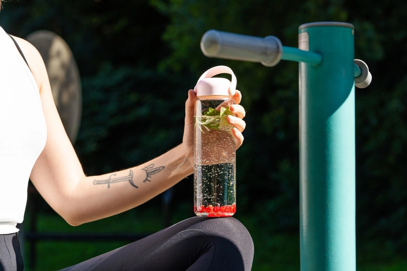 Vialli Design - Szklana butelka na wodę Fuori 540 ml różowa