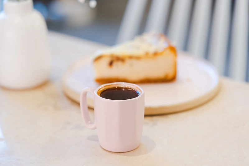 Vialli Design - Dwa kubki ceramiczne z uszkiem 80 ml Fuori różowe