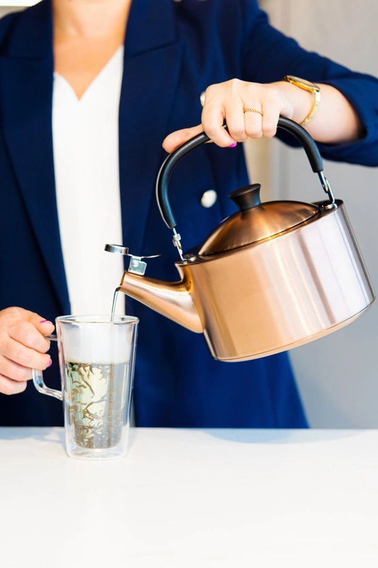 Vialli Design - Czajnik 1,5l z gwizdkiem Diamante złoty rose gold matowy