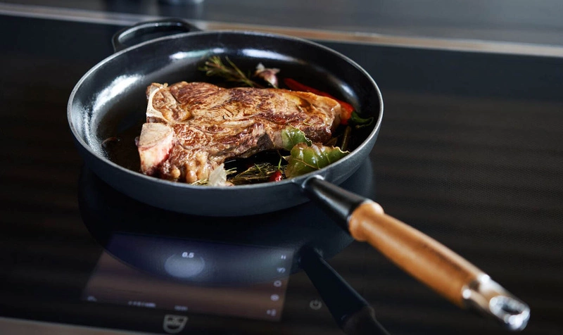 Le Creuset - patelnia żeliwna z drewnianym uchwytem 28 cm czarna