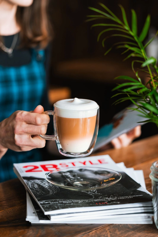 Vialli Design - Komplet 2 filiżanek ze spodkami z podwójną ścianką 250ml Amo