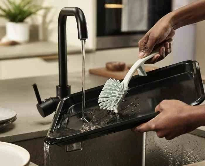 Joseph Joseph - Szczotka do naczyń Edge™, light stone/sage