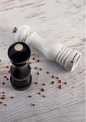 Le Creuset - zestaw młynków do pieprzu i soli Le Creuset 21 cm czarny i biały