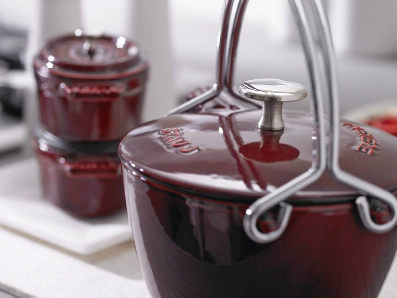 Staub - żeliwny dzbanek czajnik do herbaty bordowy 1,1 l