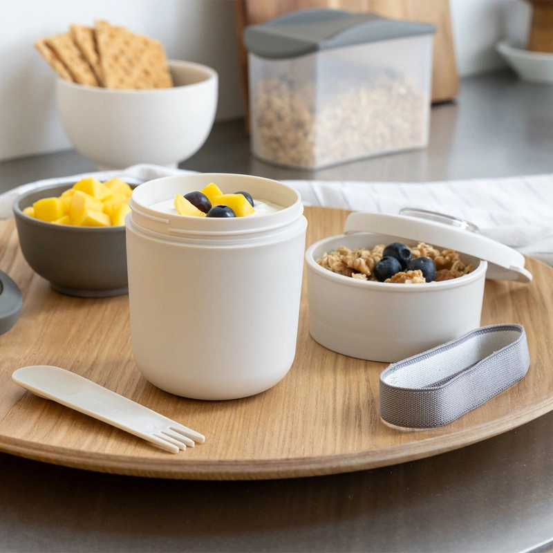 Amuse - Pojemnik na jogurt 2w1 ze sztućcem i gumką beżowy
