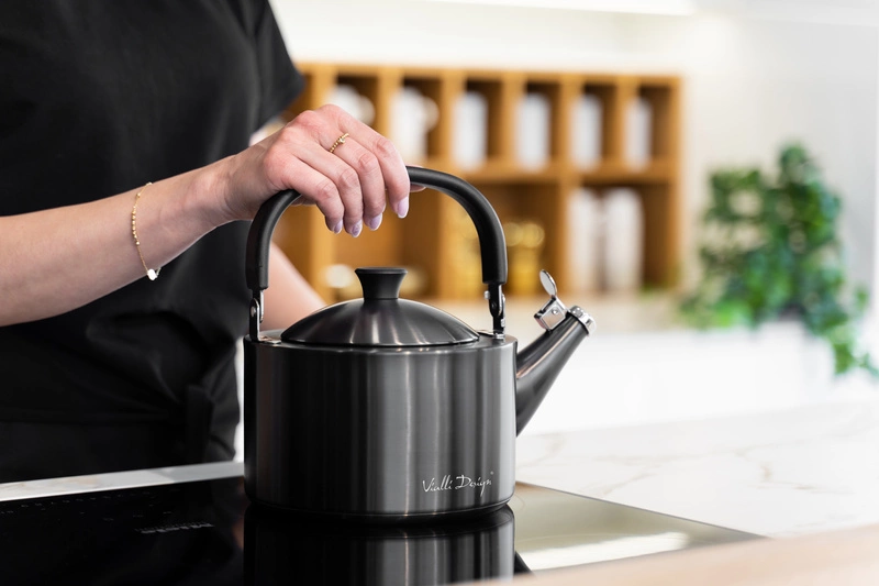 Vialli Design - Czajnik 1,5l z gwizdkiem Diamante grafitowy matowy