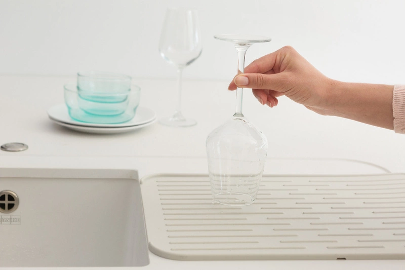 Brabantia - Silikonowa mata do suszenia naczyń jasnoszara