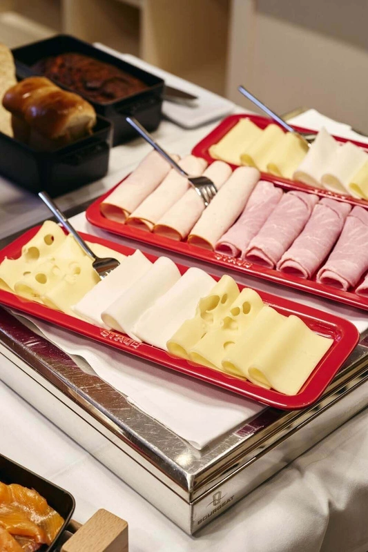 Staub - taca do serwowania, czerwony