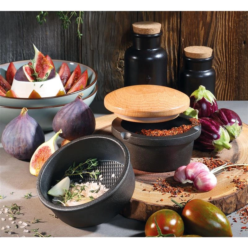 Zassenhaus - żeliwny moździerz z bukową pokrywą, śred. 11 x 7 cm, 1,5 kg