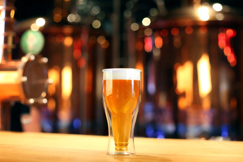 Vialli Design - Szklanka do piwa z podwójną ścianką Amo 350 ml