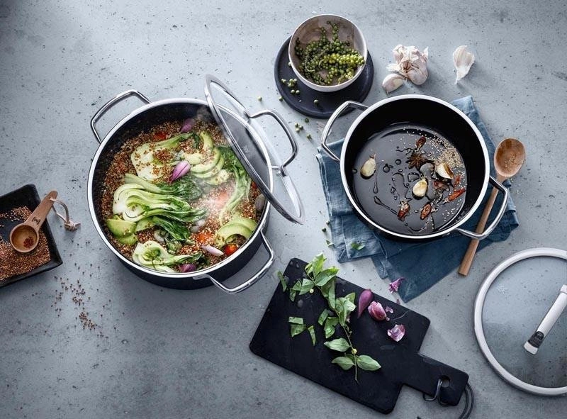 WMF - Garnek niski z pokrywką 20 cm czarny Fusiontec