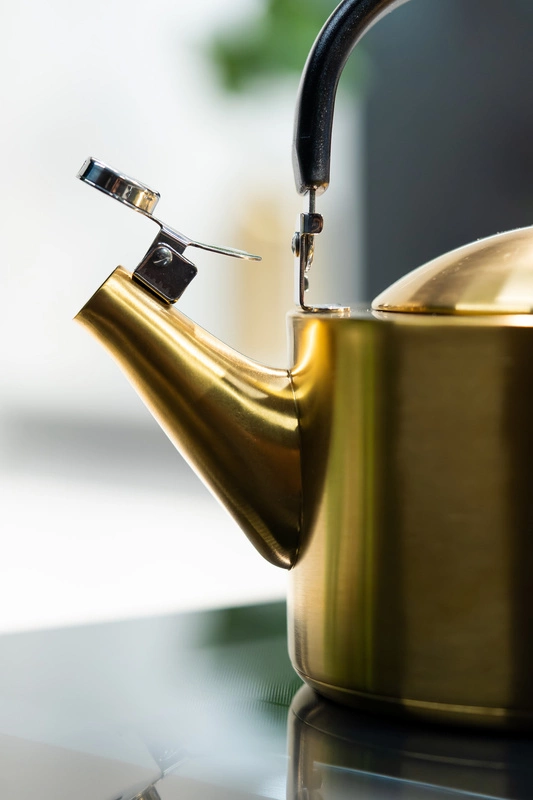 Vialli Design - Czajnik 1,5l z gwizdkiem Diamante złoty matowy