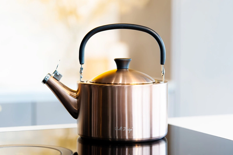 Vialli Design - Czajnik 1,5l z gwizdkiem Diamante złoty rose gold matowy
