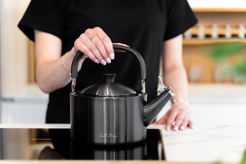 Vialli Design - Czajnik 1,5l z gwizdkiem Diamante grafitowy matowy