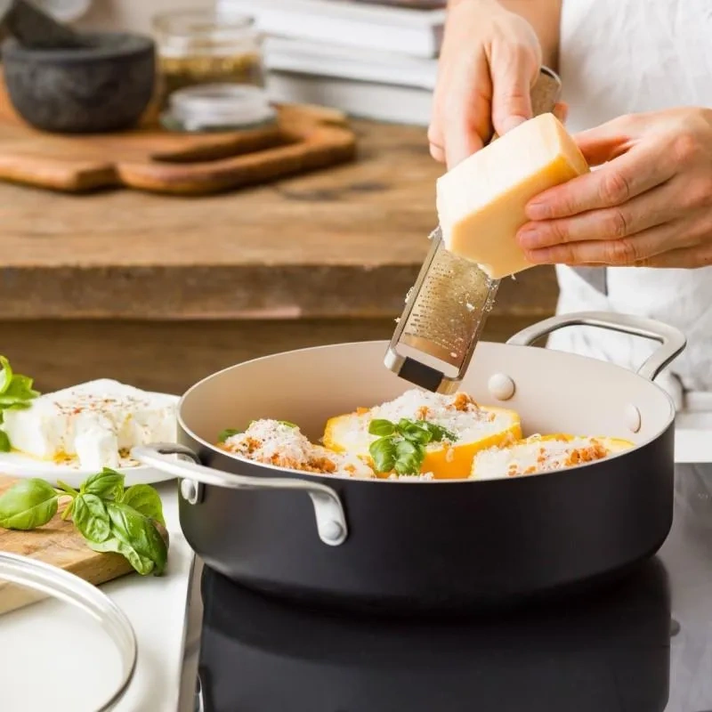 KitchenAid - Garnek niski 28 cm 4,28l z pokrywką czarny