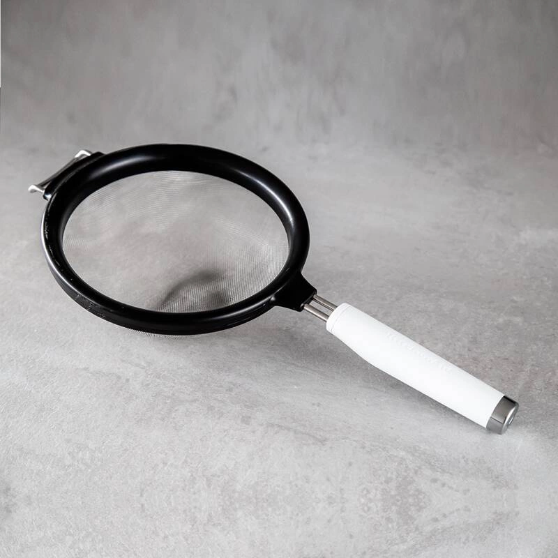 KitchenAid Culinary Tools - sitko kuchenne z uchwytem 17,5cm CLASSIC White