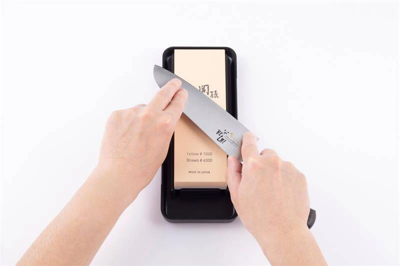 KAI - Kamień do ostrzenia 1000/4000 w etui Seki Magoroku