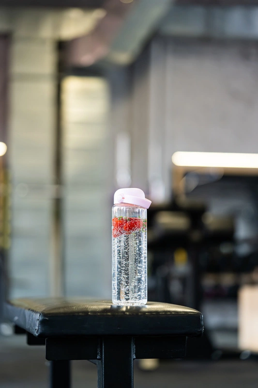 Vialli Design - Szklana butelka na wodę Fuori 540 ml różowa