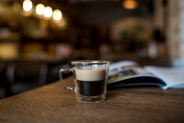 Vialli Design - Zestaw 2 filiżanek do espresso z podwójną ścianką Diva 80 ml