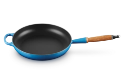 Le Creuset - patelnia żeliwna z drewnianym uchwytem 28 cm Lazure