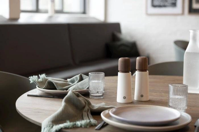 Crush Grind - Młynek porcelanowy 17cm biały/orzech Stockholm