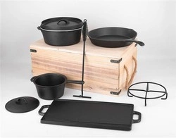 Carl Schmidt - Zestaw naczyń żeliwnych w skrzyni