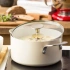 KitchenAid - Garnek 24 cm 4,9 L z pokrywką kremowy
