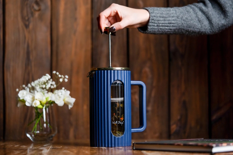 Vialli Design - Zaparzacz do kawy i herbaty 1000 ml Livio indigo