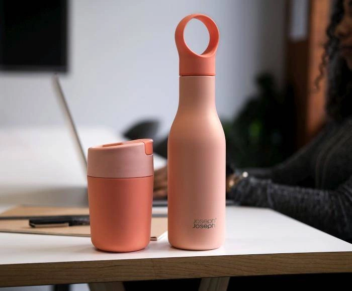 Joseph Joseph - Kubek podróżny 340 ml koralowy, Sipp™