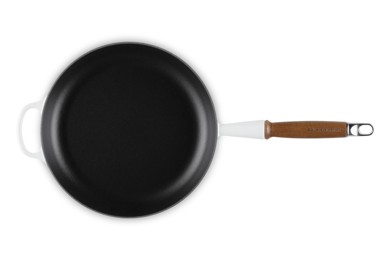 Le Creuset - patelnia żeliwna z drewnianym uchwytem 26 cm biała
