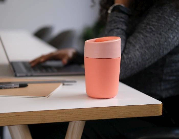 Joseph Joseph - Kubek podróżny 340 ml koralowy, Sipp™