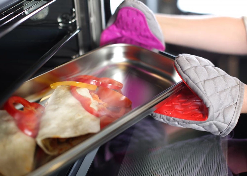 Vialli Design - Rękawica kuchenna Livio szaro-czerwona