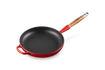 Le Creuset - patelnia żeliwna z drewnianym uchwytem 26 cm  Wiśniowy