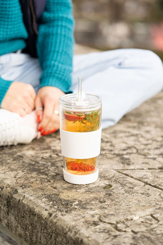 Vialli Design - Kubek termiczny szklany ze słomką 600 ml biały Fuori