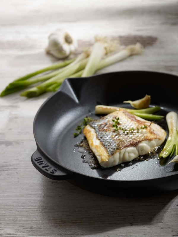 Staub - żeliwna patelnia do smażenia czarna 26 cm