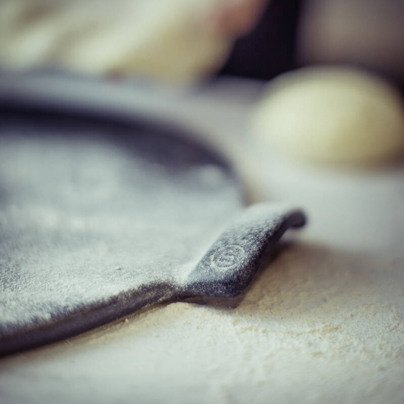 Emile Henry - Zestaw do pizzy- gładki kamień 37cm plus drewniana łopatka 43x33x0.8cm