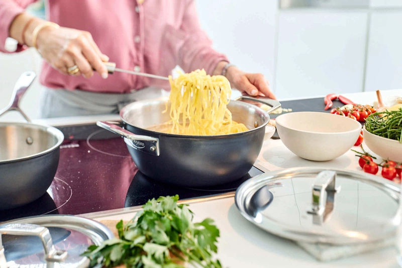 Demeyere - Patelnia głęboka z 2 uchwytami i pokrywką Demeyere Black 5 - 24 cm