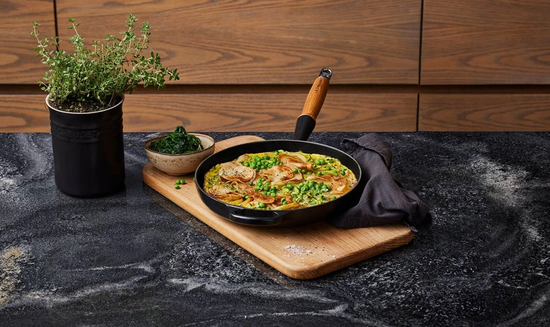 Le Creuset - patelnia żeliwna z drewnianym uchwytem 28 cm czarna