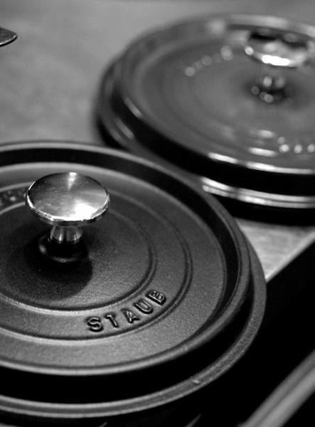 Staub - garnek brytfanna żeliwna z wkładem do gotowania na parze czarna 4,6 l 26 cm