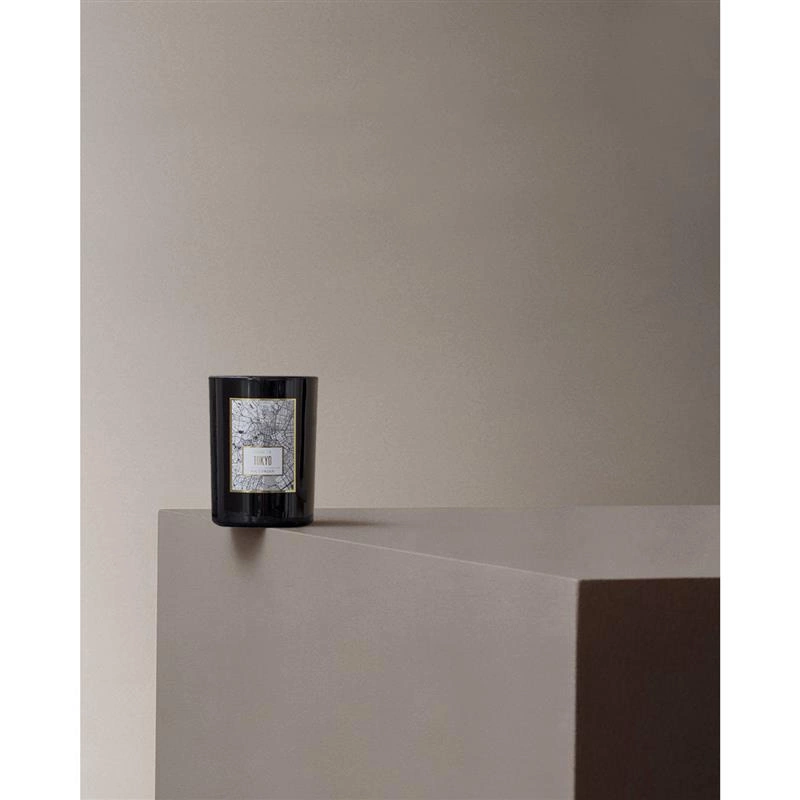 Victorian - świeca zapachowa Tokyo: herbata ziołowa, do 45 godzin, śred. 8 x 10,5 cm Maps