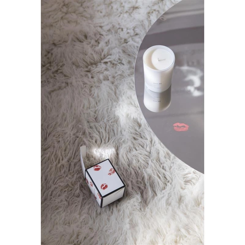 Victorian - świeca zapachowa Kiss Me: egzotyczne przyprawy i brzoskwinia, do 45 godzin, śred. 8 x 10,5 cm Kiss and Love