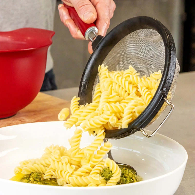 KitchenAid Culinary Tools - sitko kuchenne z uchwytem 17,5cm CORELINE Empire Red