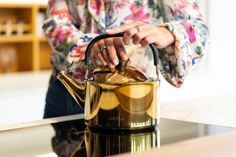 Vialli Design - Czajnik 1,5l z gwizdkiem Diamante złoty polerowany